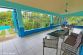 Terrasse mit Essbereich und Lounge-Set